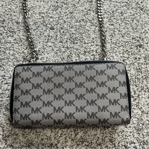 Michael Kors crossbody/shoulder bag!
🔥NWOT🔥$50 - Picture 10 of 11